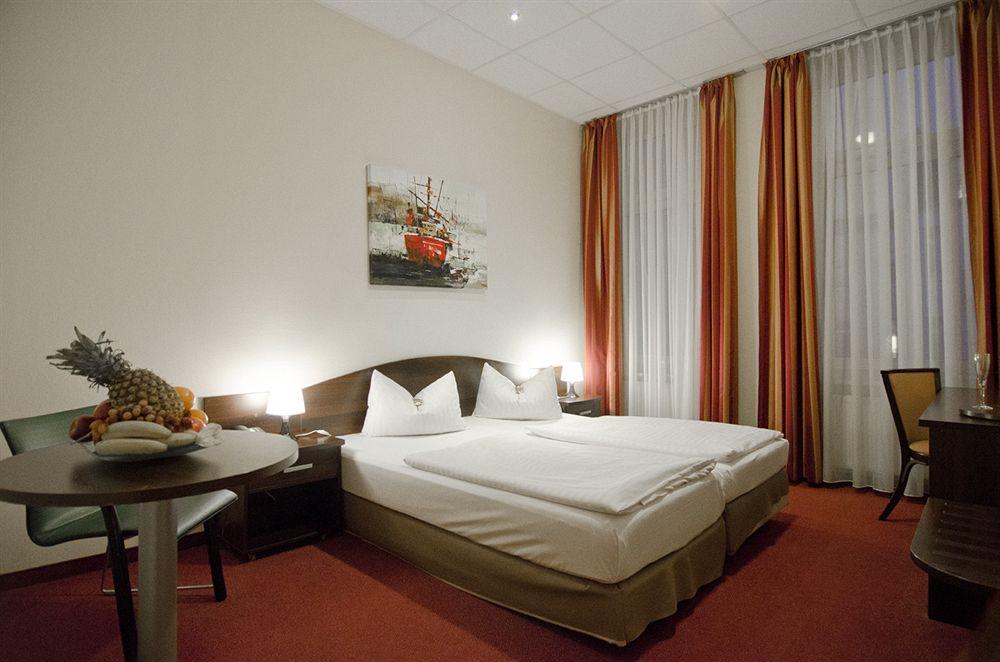 Hotel Polo Am Zob ฮัมบูร์ก ภายนอก รูปภาพ