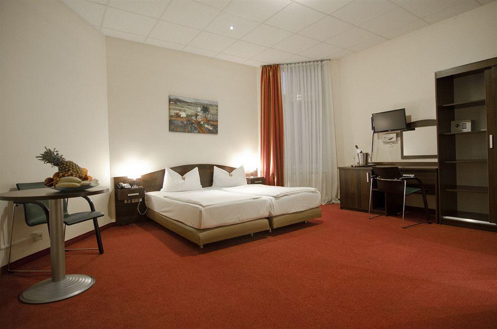 Hotel Polo Am Zob ฮัมบูร์ก ภายนอก รูปภาพ
